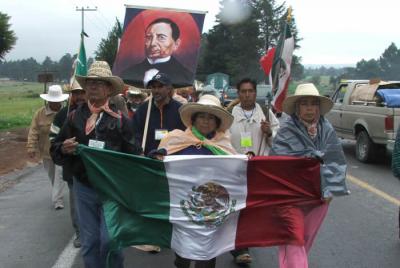 Maestros de la sección 22 de Oaxaca e integrantes de la APPO pasan por el Estado de México en dirección al DF (Foto: cuartoscuro.com)