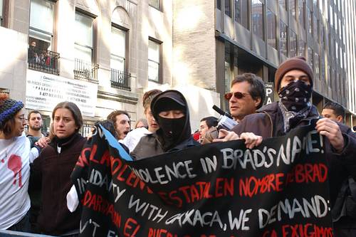 Nueva York. Alrededor de 200 personas protestaron este lunes ante el consulado de México en Nueva York por el la incursión de la fuerza pública en Oaxaca. Notimex